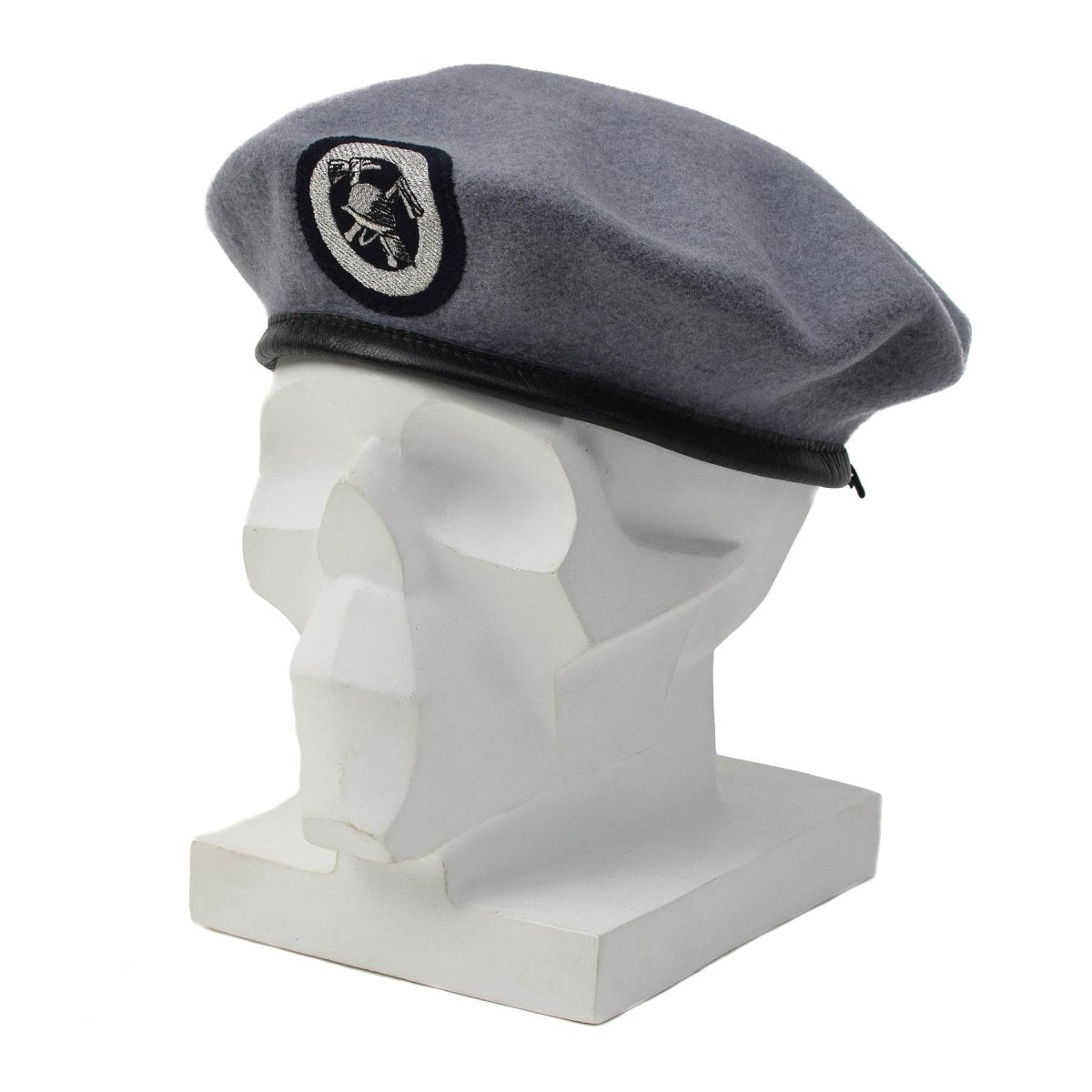 Original deutsche Feuerwehr-Baskenmütze, besticktes Stoffabzeichen, Grau