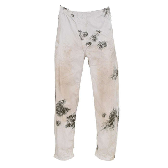 Original deutsche Militär-Schneetarnhose mit elastischem Bund und Hosenträgern, konzipiert für Winter- und Schneebedingungen.