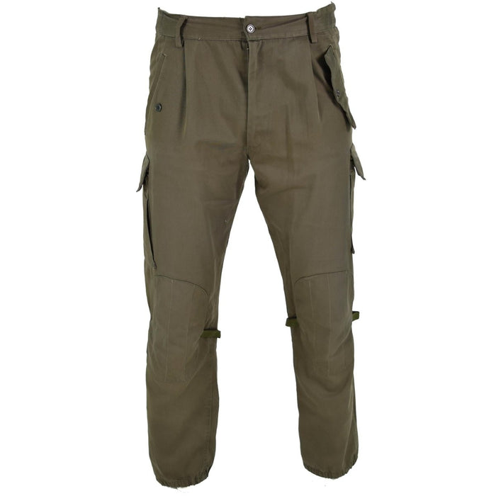 Originale Kampfhose der italienischen Armee in Olivgrün mit verstärkten Knien und mehreren Cargotaschen für Strapazierfähigkeit und Zweckmäßigkeit.