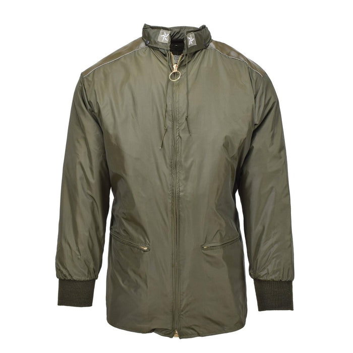 Original italienische olivgrüne Militär-Regenjacke mit Reißverschluss vorne, gerippten Bündchen und hohem Kragen, die auf Langlebigkeit ausgelegt ist.
