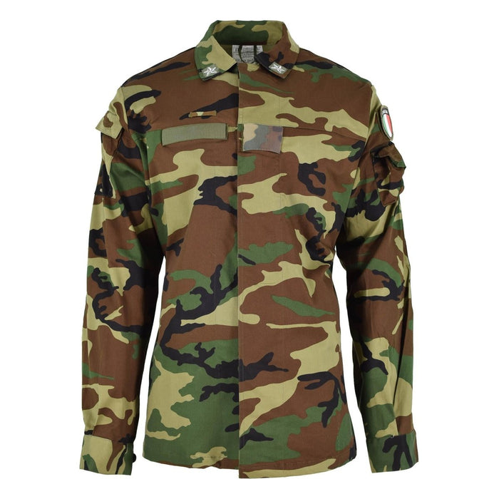 Original italienische Militärkampfjacke in leichtem Waldtarnmuster mit mehreren Taschen und verstellbaren Bündchen.