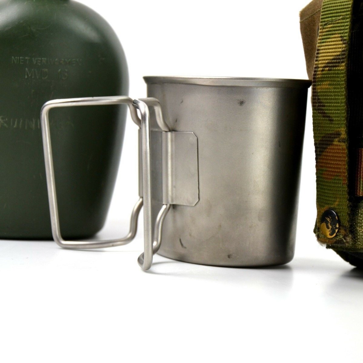 Original niederländische Feldflasche der niederländischen Armee mit Tasse und Camouflage-Hülle