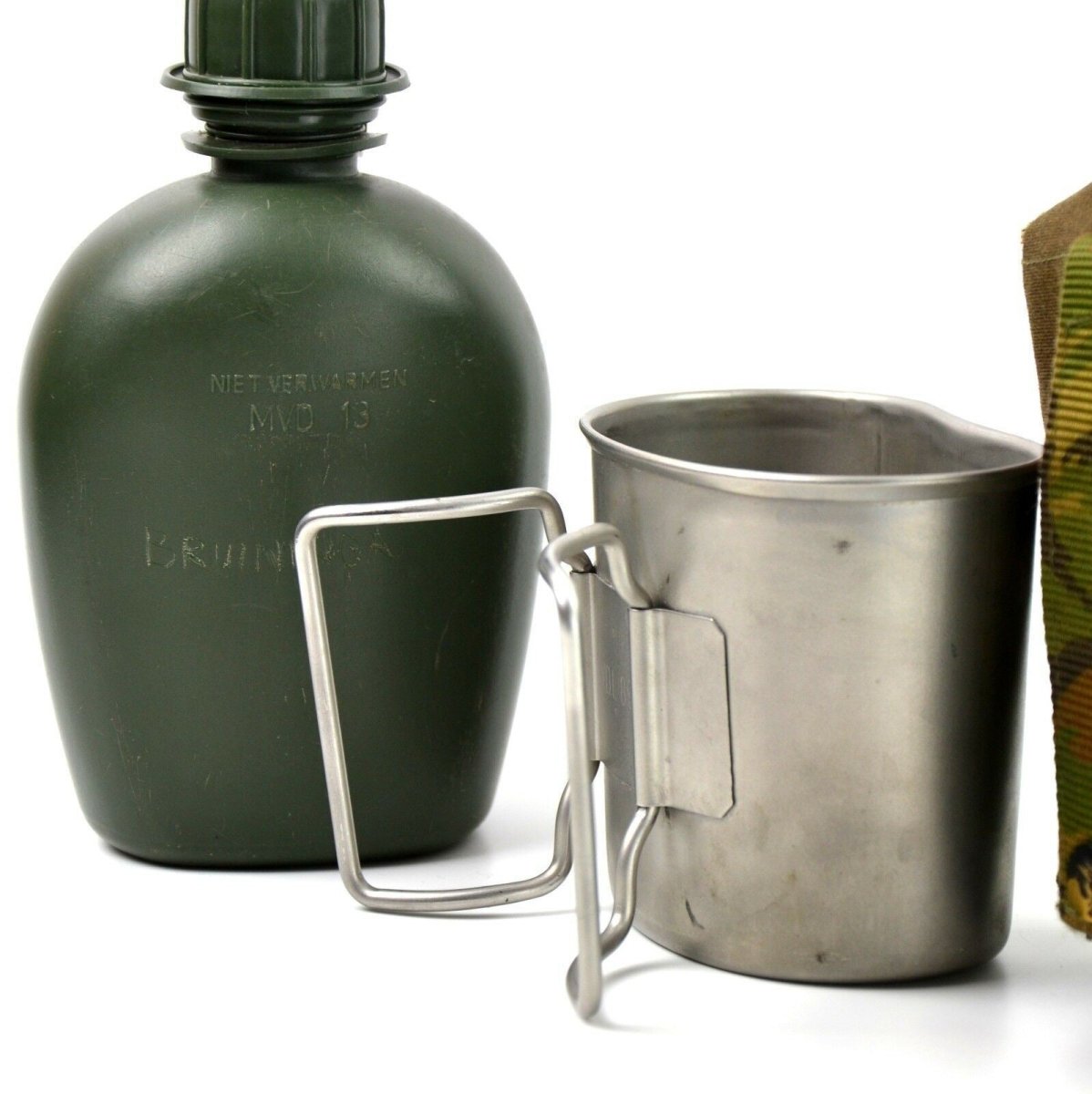 Original niederländische Feldflasche der niederländischen Armee mit Tasse und Camouflage-Hülle