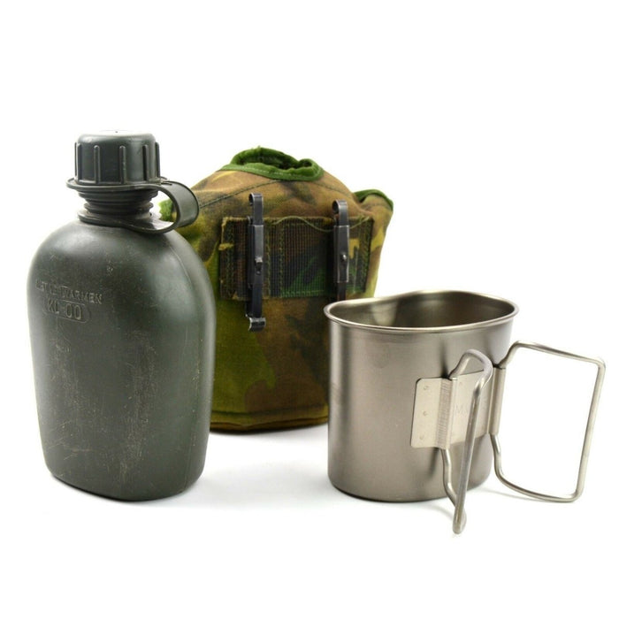 Originales Kantinenset der niederländischen Armee mit Beutel, Edelstahlbecher und Alice-Clips zur sicheren Befestigung.