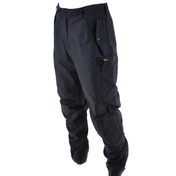 Schwarze M90-Thermo-Feldkampfhose der schwedischen Armee, die für Wärme, Haltbarkeit und Flexibilität bei extremer Kälte ausgelegt ist.