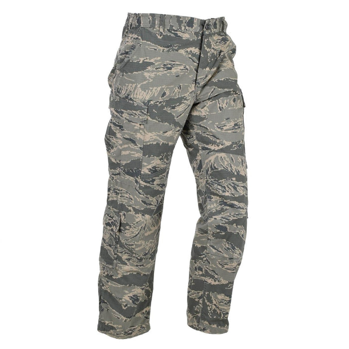 Originale Feldhose des US-Militärs im digitalen Tigerstreifen-Tarnmuster mit strapazierfähigem Ripstop-Gewebe und mehreren Cargotaschen.