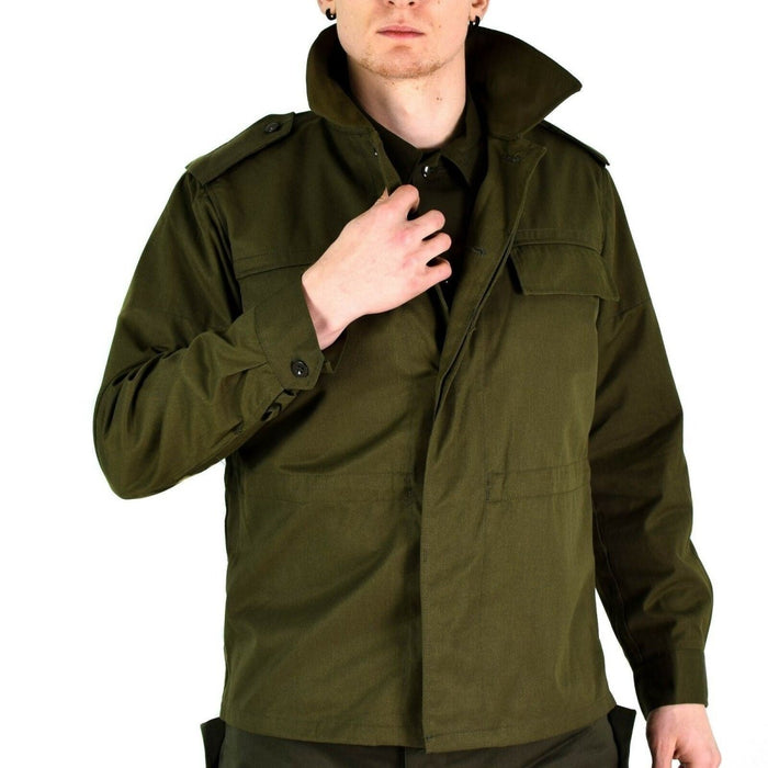 Mann trägt eine originale olivgrüne tschechische M85-Militärfeldjacke im Vintage-Stil mit geknöpften Manschetten und Schulterklappen
