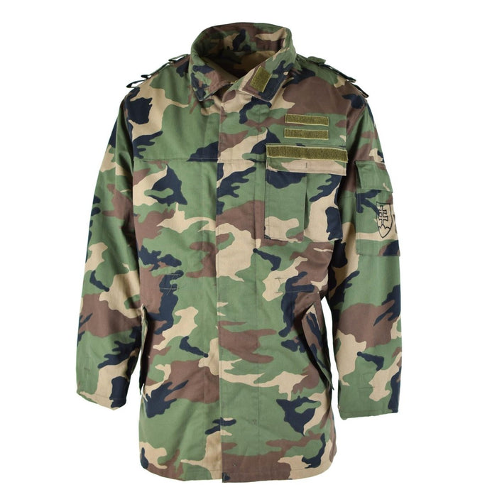 Vintage slowakische M97-Camouflage-Militärfeldjacke mit mehreren Taschen und verstellbarer Taille und Manschetten.