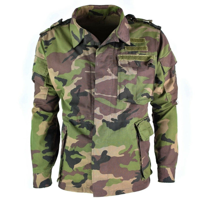 Originale Vintage-Feldjacke der slowakischen Armee M97 in Tarnfarbe mit mehreren Taschen und Details im Militärdesign