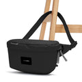 Pacsafe Go Hüfttasche, 2,5 l, PFC-frei, Diebstahlsicher, RFID-sicher, Schwarz