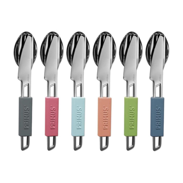 Set aus sechs Primus Outdoor-Campingbestecken mit Messer, Gabel, Löffel und silikonbeschichteten Griffen in verschiedenen Farben.