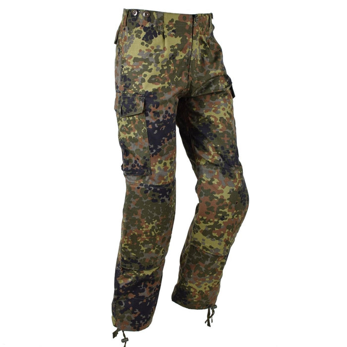 TACGEAR Cargo-Kampfhose im Flecktarn-Camouflage-Stil der Bundeswehr mit Ripstop-Gewebe und mehreren Taschen für den taktischen Einsatz.