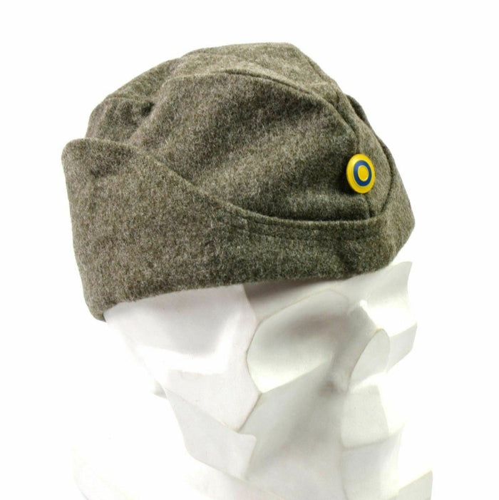 Wintermütze aus Wollwolle der schwedischen Armee aus dem Zweiten Weltkrieg mit blauem und gelbem Rundemblem, militärische Feldgarnisonsmütze